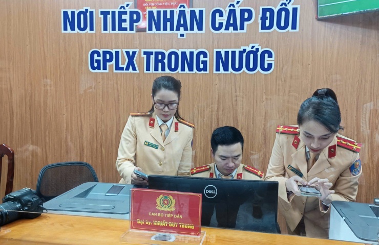 Cán bộ tiếp nhận hồ sơ. Ảnh: Thanh Hà.