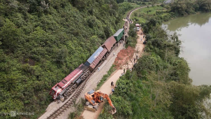 Hiện trường tàu hàng lật sau tai nạn - 1