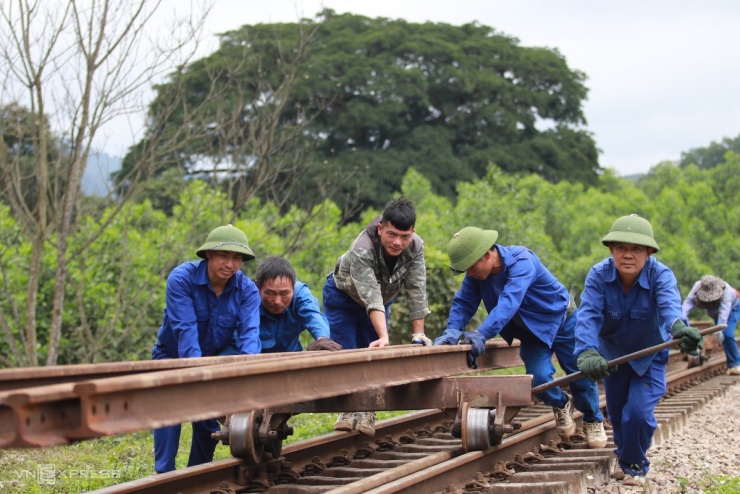 Hiện trường tàu hàng lật sau tai nạn - 10