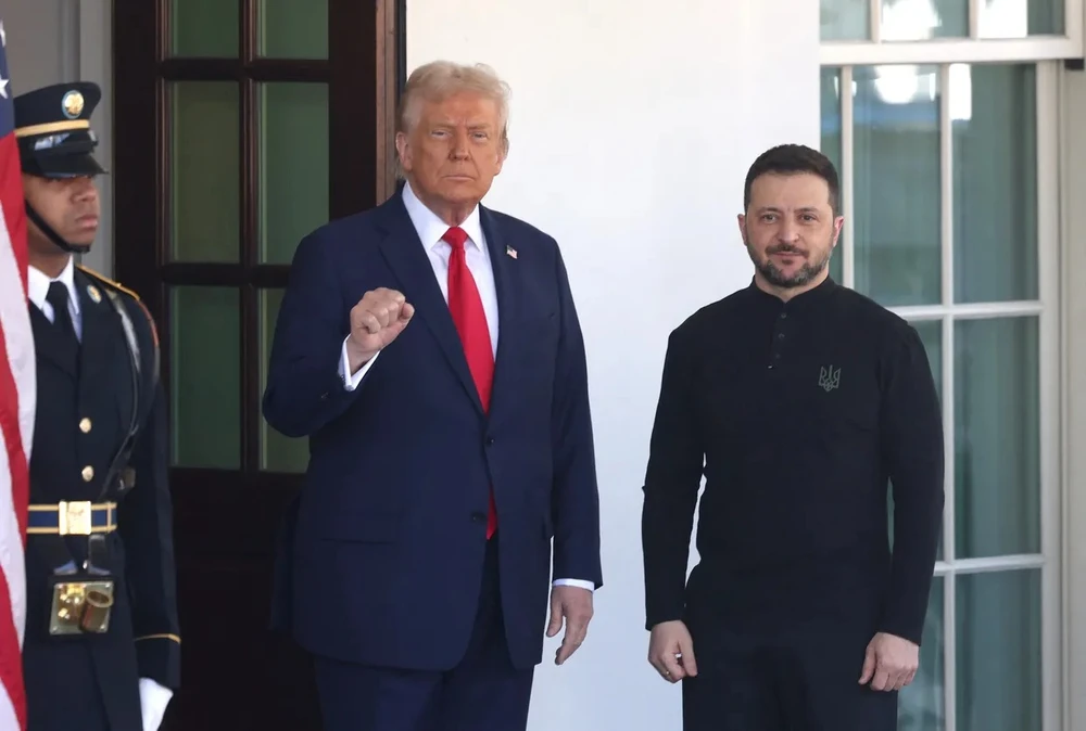 Tổng thống Mỹ Donald Trump chào đón Tổng thống Ukraine Volodymyr Zelensky tại Nhà Trắng hôm 28-2. Ảnh: GETTY IMAGES