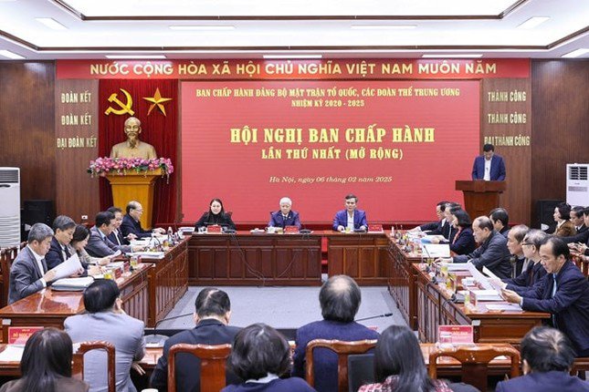 Hội nghị Ban Chấp hành lần thứ nhất (mở rộng) của Đảng uỷ MTTQ, các đoàn thể trung ương, nhiệm kỳ 2020 - 2025. Ảnh: PV.