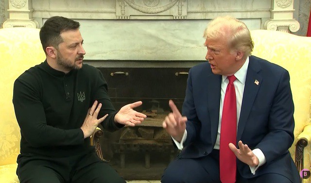 Tổng thống Mỹ Donald Trump (phải) và người đồng cấp Ukraine Volodymyr Zelensky trong cuộc hội đàm tại Phòng Bầu dục của Nhà Trắng hôm 28-2 - Ảnh cắt từ video của BLOOMBERG