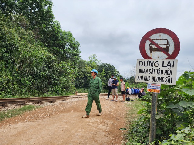 Ông Hoàng Quốc Việt, Trực ban chạy tàu ga Hòa Duyệt, cho biết nguyên nhân ban đầu xảy ra vụ va chạm là do xe tải bị chết máy khi băng qua đường sắt.