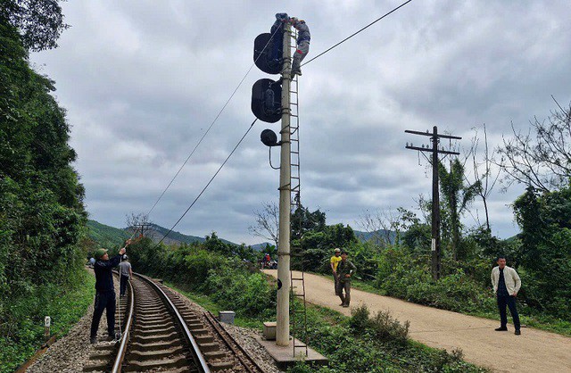 Lực lượng chức năng tạm thời giải toả hệ thống cáp thông tin tín hiệu đường sắt khu vực xảy ra va chạm giữa tàu hàng và xe tải để các phương tiện chuyên dụng tiếp cận hiện trường ứng cứu