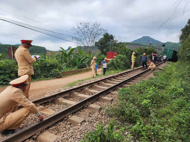 "Về việc xử lý, khắc phục vẫn đang được các bên liên quan tập trung triển khai, còn giờ thông tuyến vẫn chưa xác định cụ thể" - đại diện Phòng CSGT Công an Hà Tĩnh thông tin