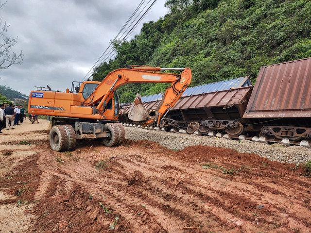 Các cơ quan, đơn vị đã huy động xe máy hỗ trợ ngành đường sắt san lấp mặt bằng để thực hiện công tác cứu hộ, cứu nạn.