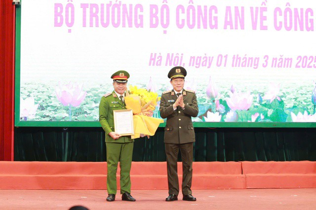 Đại tướng Lương Tam Quang tặng hoa chúc mừng Thiếu tướng Nguyễn Thanh Tùng