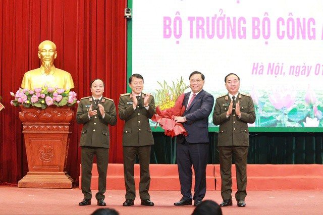 Bộ trưởng Bộ Công an tặng hoa chúc mừng Trung tướng Nguyễn Hải Trung