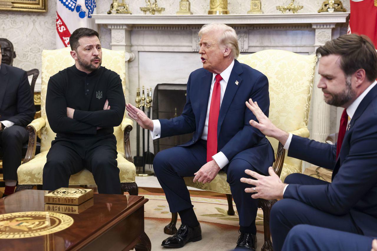 Ông Zelensky cãi vã “tay đôi” với Tổng thống Mỹ Trump (ảnh: EPA)