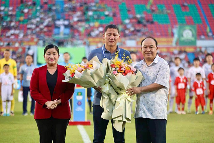 Người hùng AFF Cup của ĐT Việt Nam bật khóc ngày chia tay CLB Bình Phước - 2