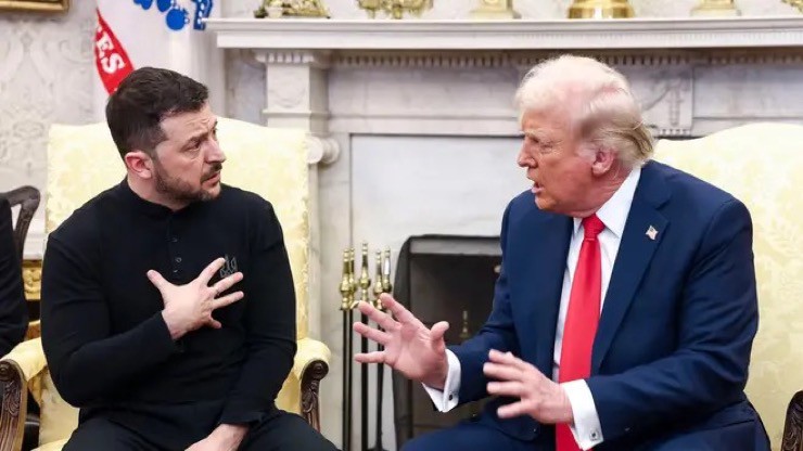 Tổng thống Ukraine Volodymyr Zelensky trao đổi với ông Trump ở Nhà Trắng ngày 28/2. Ảnh: Alamy.