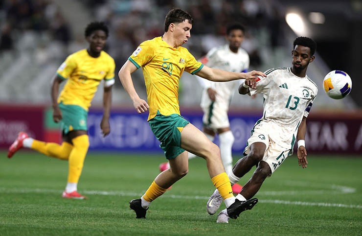 U20 Australia (áo vàng) gặp khó trước U20 Saudi Arabia