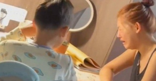 Mẹ bật khóc vì con trai học kém nhất lớp dù ngày nào cô cũng kèm học, giáo sư nổi tiếng chỉ ra sai lầm từ chính người mẹ