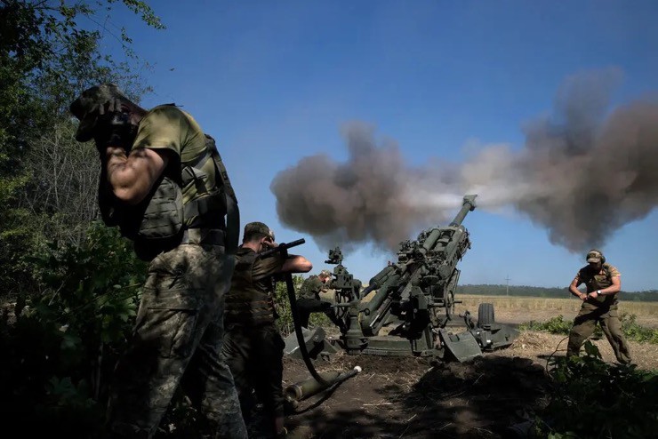 Binh sĩ Ukraine khai hỏa lựu pháo M777 trong giao tranh với Nga ở vùng Donetsk. Ảnh: NYT