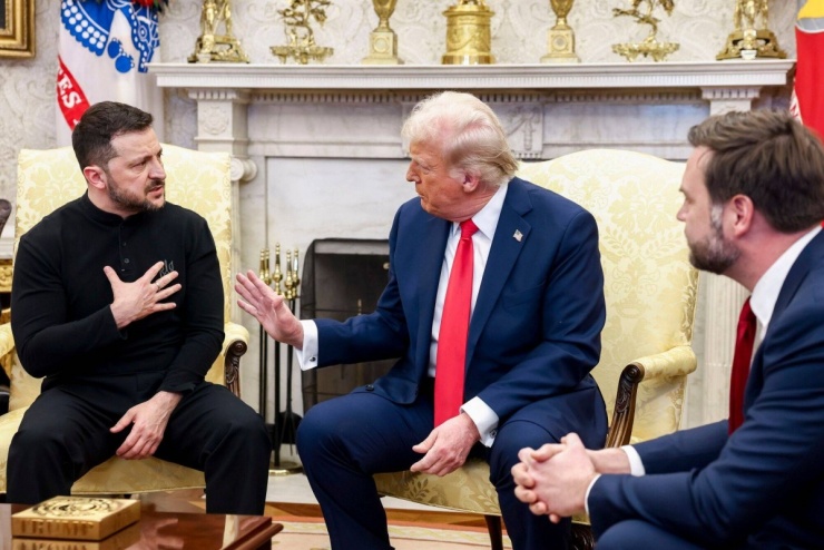 Tổng thống Ukraine Volodymyr Zelenskyy, Tổng thống Mỹ Donald Trump và Phó Tổng thống JD Vance trong cuộc họp tại Phòng Bầu dục ở Nhà Trắng vào tối 28-2. Ảnh Bloomberg.