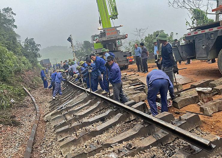 Trắng đêm khắc phục đường sắt Bắc - Nam qua Hà Tĩnh sau vụ tai nạn kinh hoàng - 15