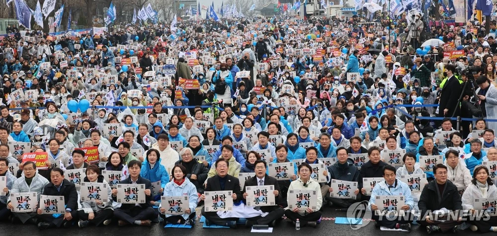 Biểu tình ở trung tâm thủ đô Seoul (Hàn Quốc) ngày 1-3 phản đối việc luận tội Tổng thống Yoon. Ảnh: YONHAP