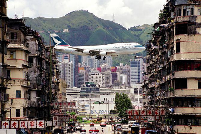 Máy bay của Cathay Pacific bay ngang qua các tòa chung cư ở khu Cửu Long. Ảnh: Daryl Chapman