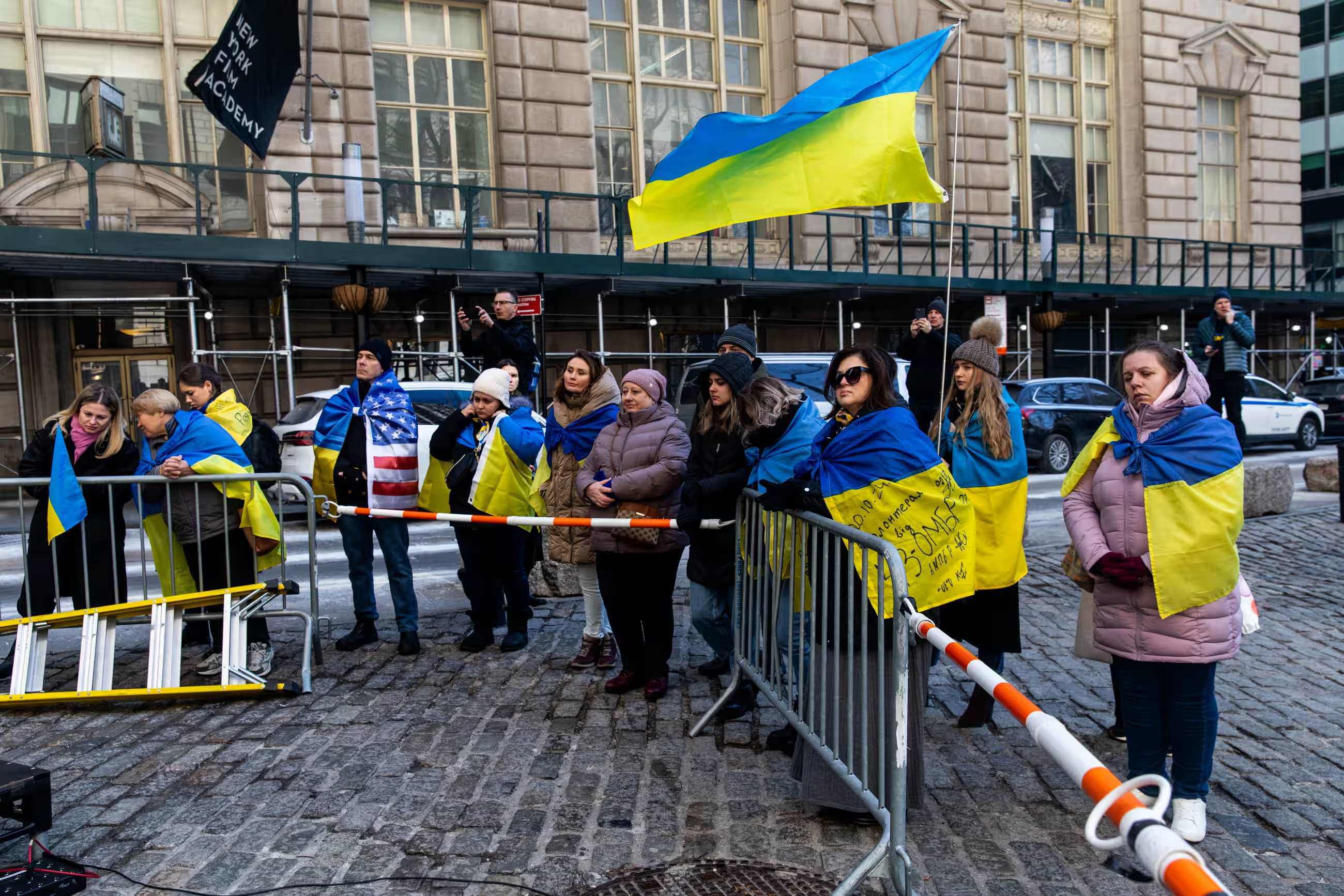 Người biểu tình ủng hộ Ukraine ở New York (ảnh: Guardian)