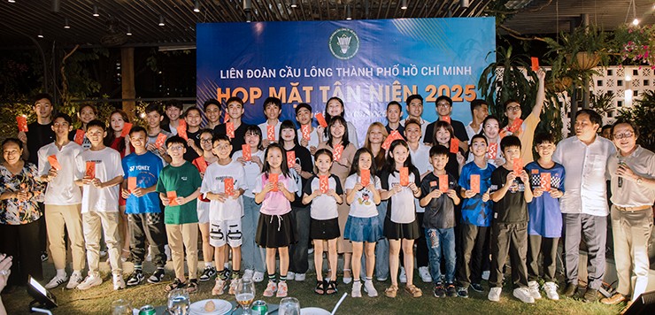 Tiến Minh và các tay vợt cầu-lông TP.HCM nhận khen thưởng từ lãnh đạo Liên đoàn