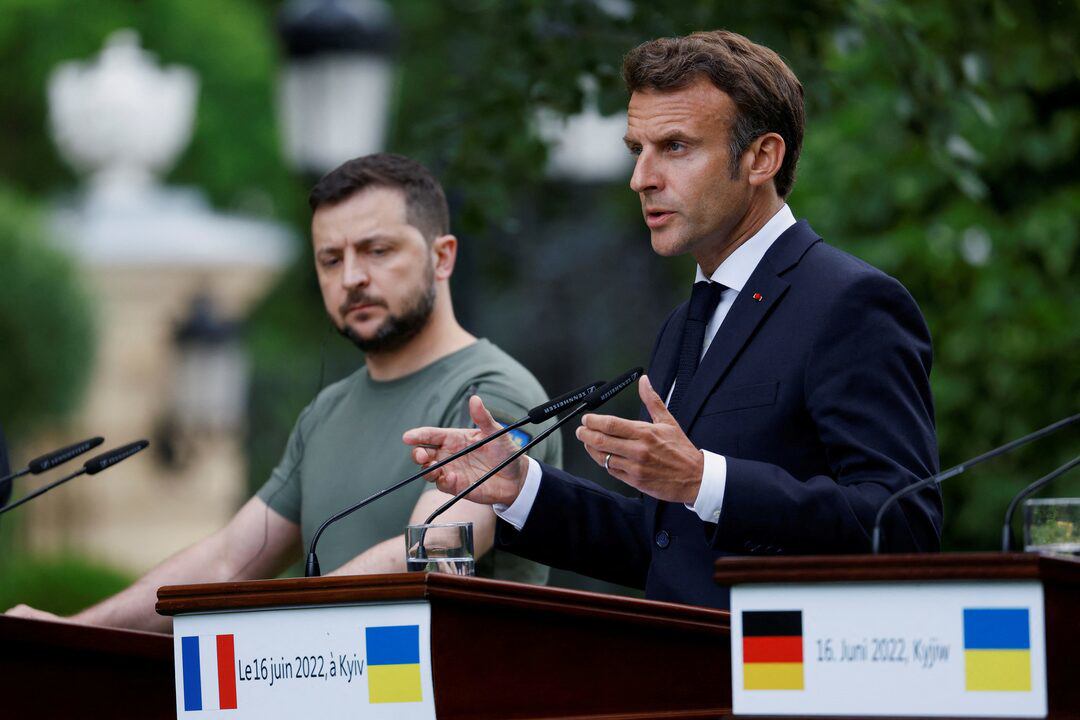 Tổng thống Pháp Emmanuel Macron và người đồng cấp Ukraine Zelensky trong một cuộc gặp (ảnh: Reuters)