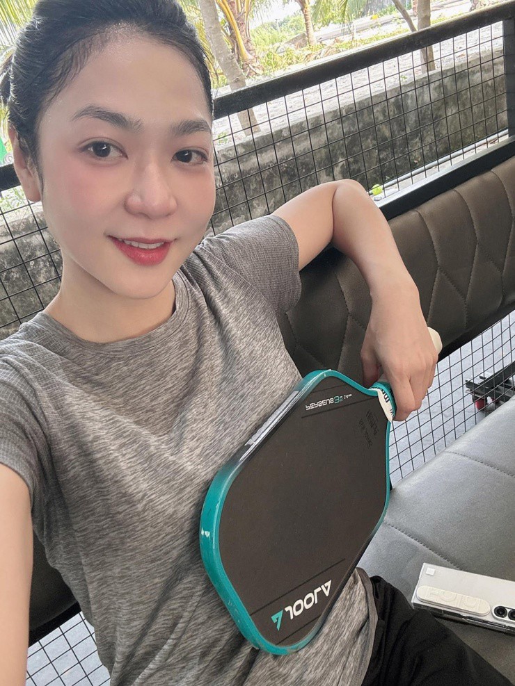 Hà Thanh Xuân cho biết cô bắt đầu làm quen, tập chơi pickleball để rèn sức khỏe, sự linh hoạt, dẻo dai.