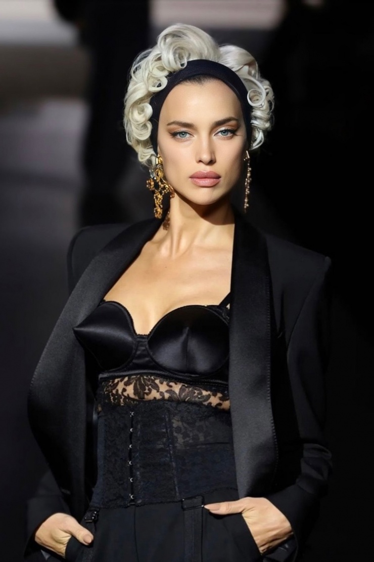 Trên sàn diễn Dolce &amp; Gabbana Xuân Hè 2025 thuộc Milan Fashion Week, người mẫu Nga Irina Shayk từng trình diễn mốt bra hình chóp nón này.