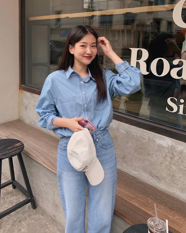 Với gam màu denim nhạt, bộ trang phục này mang lại cảm giác nhẹ nhàng, tươi mới. Chiếc sơ mi dáng rộng kết hợp cùng quần jeans suông tạo nên vẻ ngoài vừa nữ tính vừa năng động.