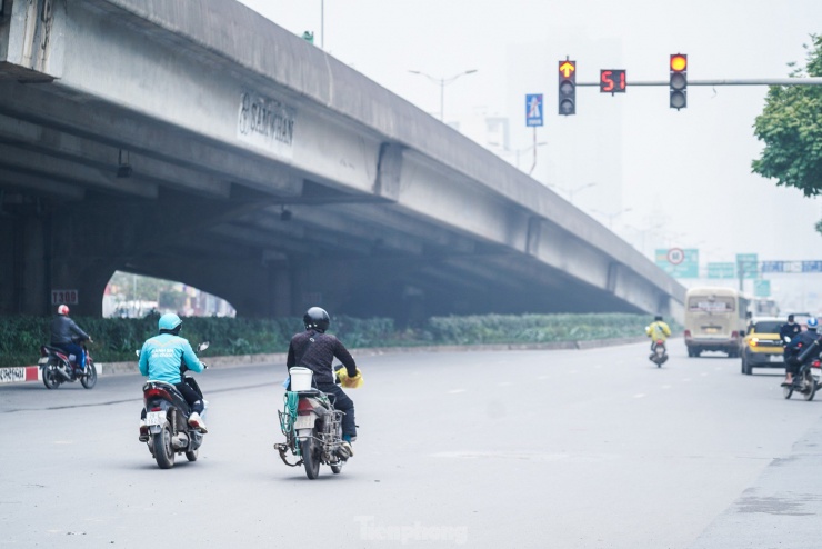 Ô tô che biển số, xe máy vượt đèn đỏ, đi ngược chiều trên phố Hà Nội - 4