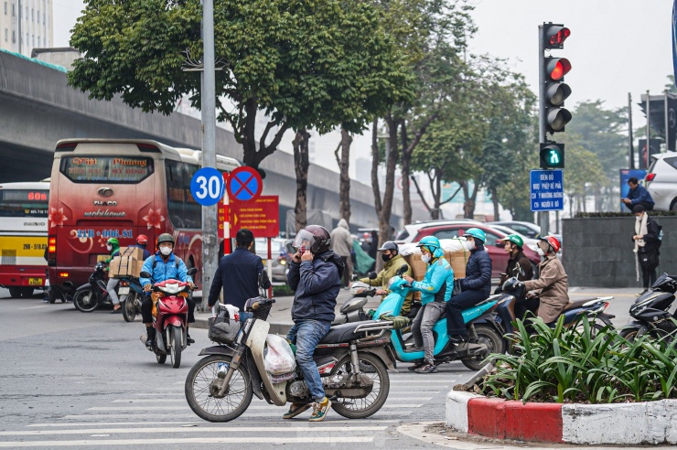 Ô tô che biển số, xe máy vượt đèn đỏ, đi ngược chiều trên phố Hà Nội - 3