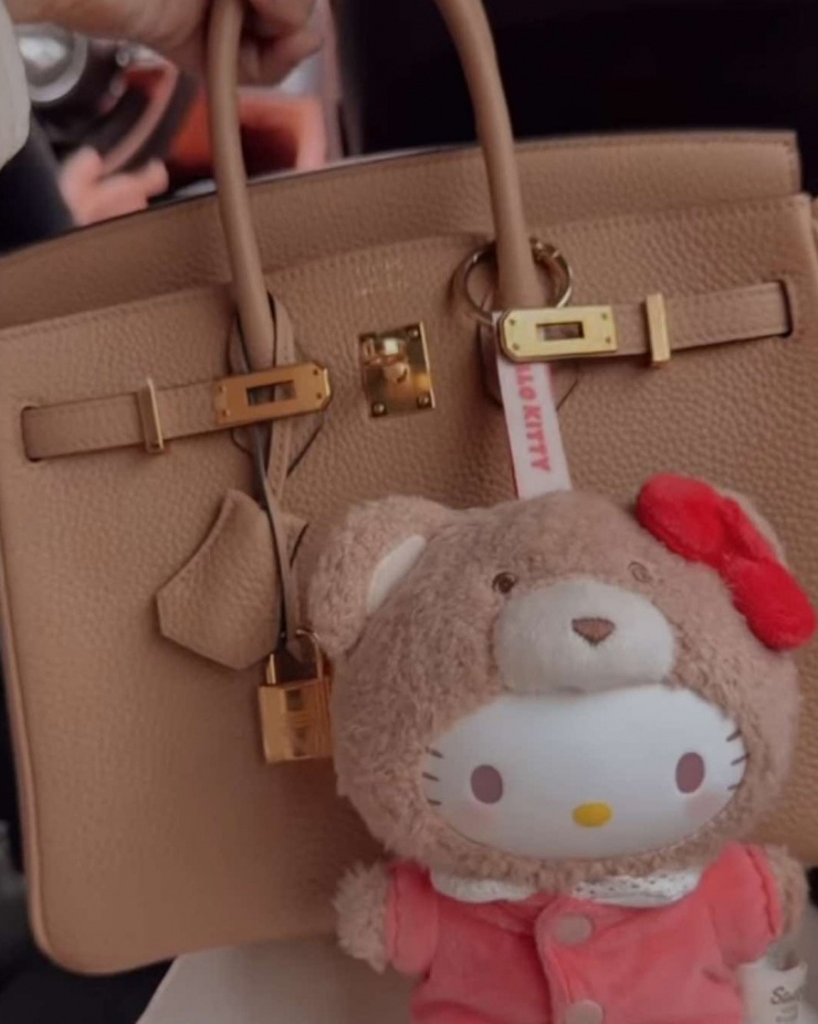 Trong hình ảnh mới chia sẻ, Đỗ Mỹ Linh khoe chiếc túi xách Hermes Birkin Gold Hardware, với charm mèo bông Hello Kitty làm điểm nhấn. Thiết kế được định giá từ 23.500 USD (hơn 600 triệu đồng) trên các nền tảng mua sắm hàng hiệu.