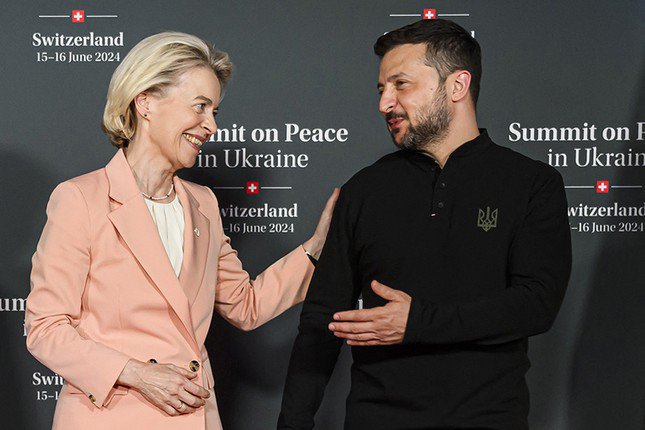 Chủ tịch Ủy ban châu Âu Ursula von der Leyen nói chuyện với Tổng thống Ukraine Volodymyr Zelensky năm 2024 tại Thụy Sĩ. Ảnh: Getty Images.