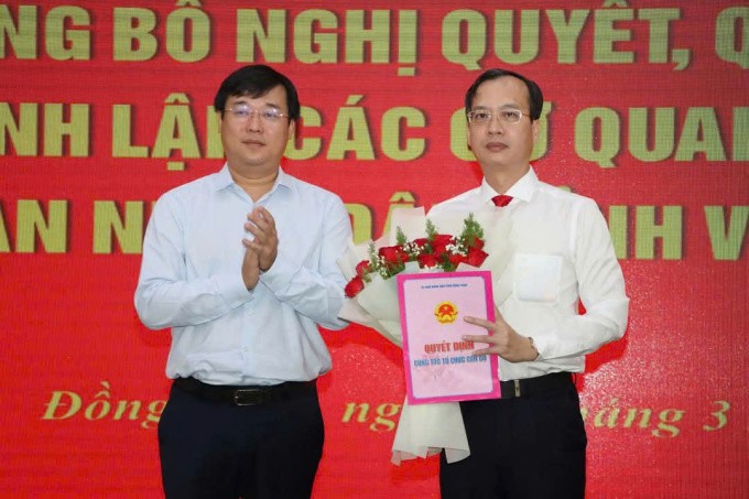 Ông Trần Trí Quang (phải) nhận quyết định quyền Chủ tịch tỉnh Đồng Tháp. Ảnh: Cổng thông tin Đồng Tháp