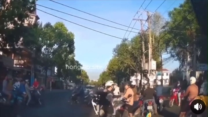 Nam thanh niên vung tay đấm người đàn ông sau va chạm giao thông. Ảnh cắt clip