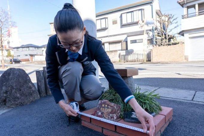 Các chuyên gia tiến hành đo đạc công viên siêu nhỏ này. Ảnh: Guinness World Records