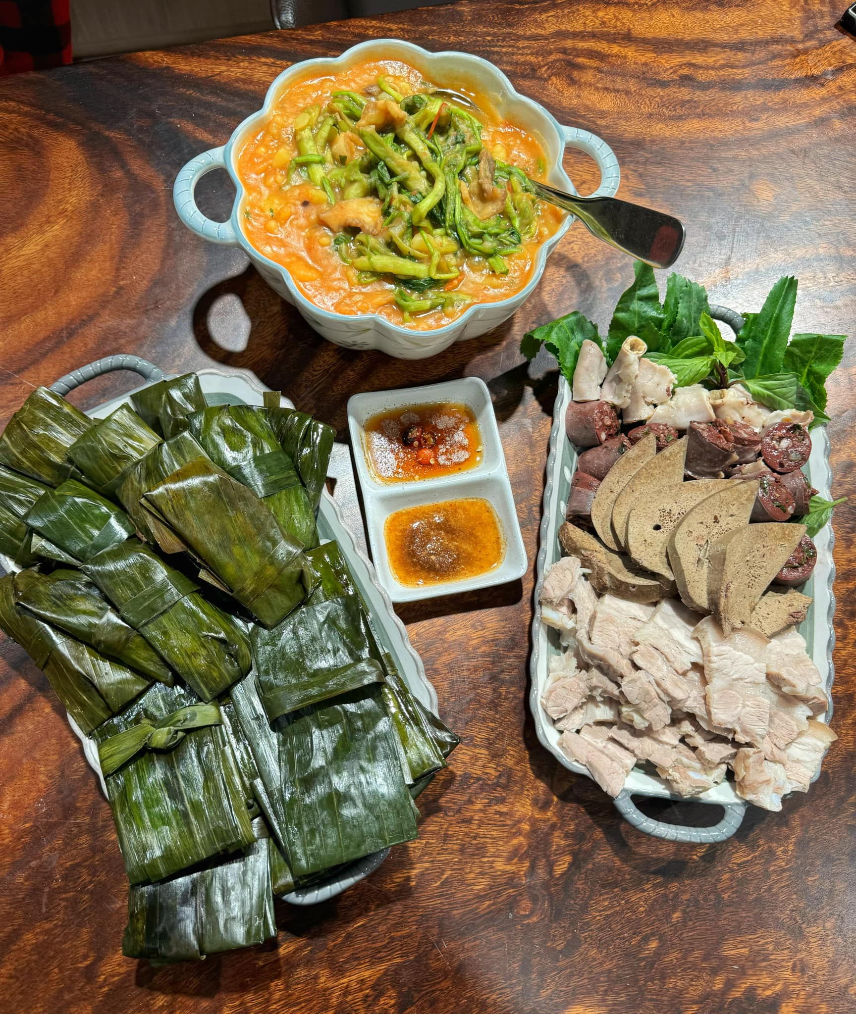 Canh khoai tây rau cần, lòng + thịt ba chỉ luộc, bánh bột lọc.