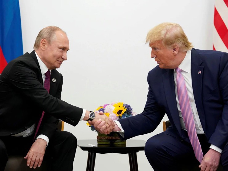 Ngược lại, ông Trump khen ông Putin “rất thông minh”. Ảnh: Reuters.