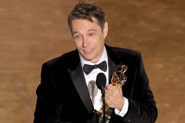 Sean Baker liên tục lên sân khấu nhận giải. Ảnh:&nbsp;Getty Images.