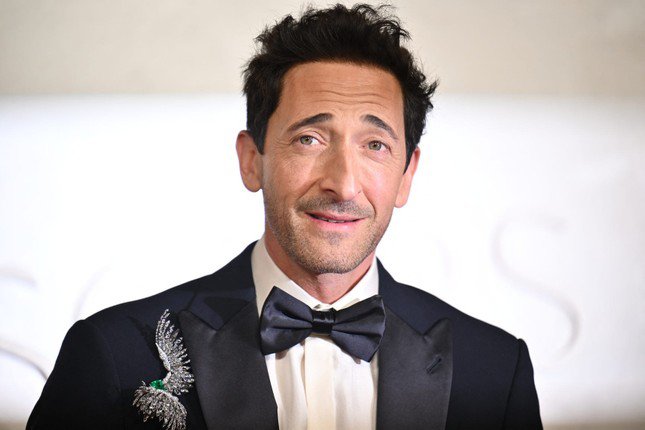 Adrien Brody mang về cho&nbsp;The Brutalist&nbsp;tượng vàng thứ 3 trong đêm. Ảnh:&nbsp;Getty Images.