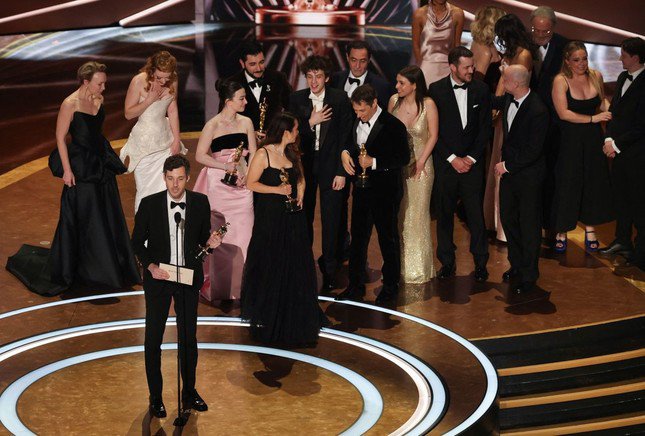 Đoàn phim Anora trên sân khấu nhận giải Phim hay nhất. Ảnh:&nbsp;Reuters.