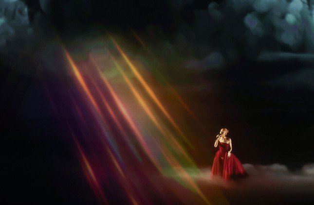 Ariana Grande hát mở màn lễ trao giải. Cô cũng tham gia sự kiện với tư cách người được đề cử. Ảnh:&nbsp;CNN.