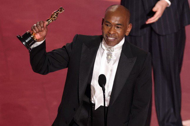 Paul Tazewell giơ cao tượng vàng mang tính lịch sử. Ảnh:&nbsp;Getty Images.