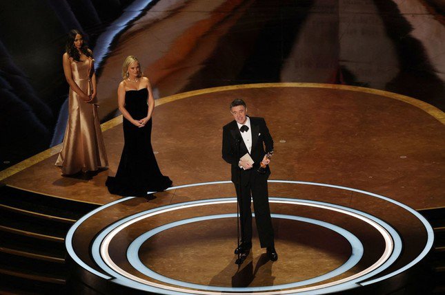 Peter Straughan nhận giải Oscar cho Kịch bản chuyển thể xuất sắc nhất cho bộ phim&nbsp;Conclave. Ảnh:&nbsp;Reuters.