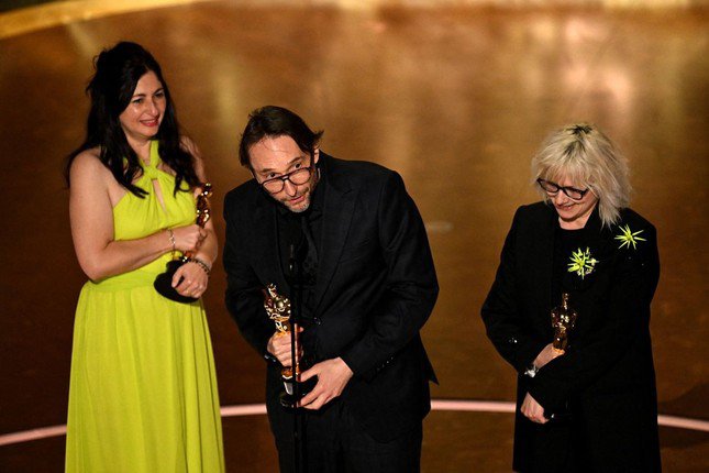 (Từ trái sang phải) Marilyne Scarselli, Pierre-Olivier Persin và Stephanie Guillon nhận giải thưởng danh giá. Ảnh:&nbsp;CNN.