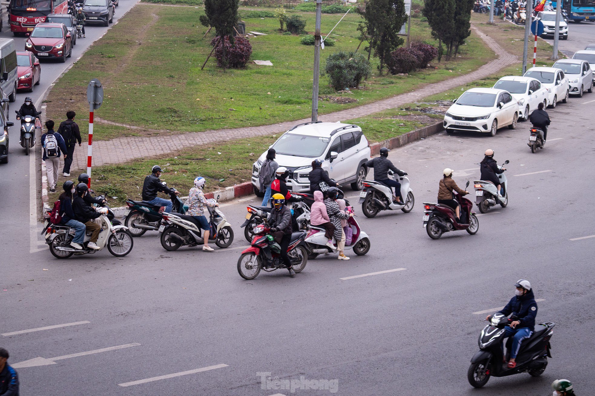 Ô tô che biển số, xe máy vượt đèn đỏ, đi ngược chiều trên phố Hà Nội - 7