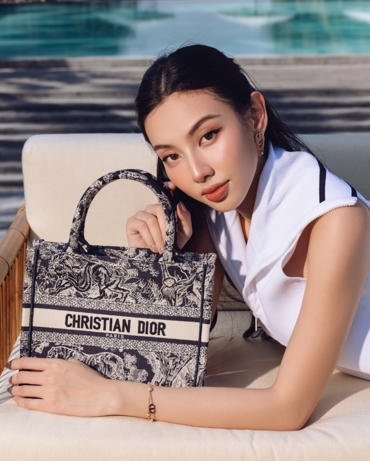 Hai năm qua, Thùy Tiên đồng hành cùng Dior trong nhiều dự án. Từ 2023, cô hợp tác với thương hiệu trong vai trò KOL. Đầu năm nay, hai bên hoàn thiện hợp đồng về cương vị mới.