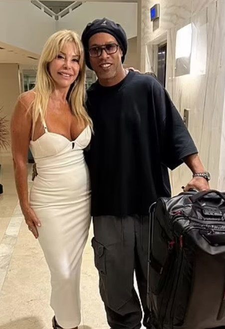 Ronaldinho và người mẫu 72 tuổi Graciela Alfano chụp ảnh hồi tháng 1. Ảnh: Instagram Graciela Alfano