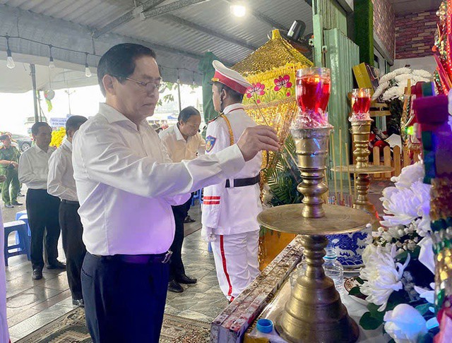 Bí thư Tỉnh ủy Bà Rịa - Vũng Tàu Phạm Viết Thanh thắp hương viếng hạ sĩ Nguyễn Ngọc Minh Nhật