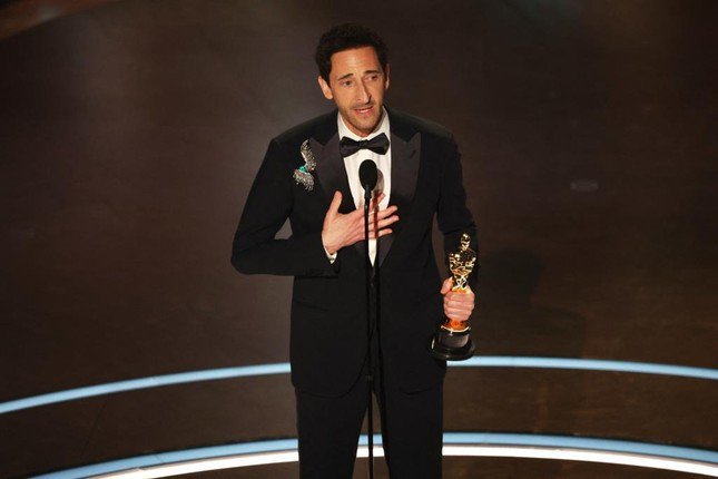 Adrien Brody phát biểu trên sân khấu Oscar 2025 sau khi thắng giải Nam diễn viên chính xuất sắc. Ảnh: Reuters.