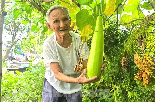 Cụ Thành vui vì thành quả tự tay làm được